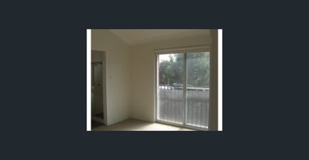 3 bedroom, 2.5 bathrooms, 2 garage spaces, courtyard - Photo 5