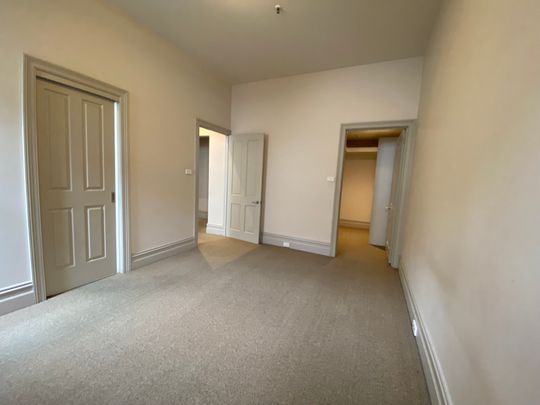 Large light filled apartment in the heart of Fitzroy - Photo 1