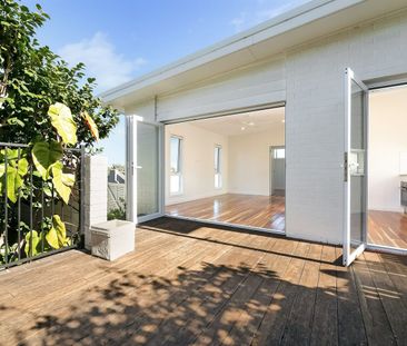 Spacious, north-facing open plan living area with high ceilings - Photo 1