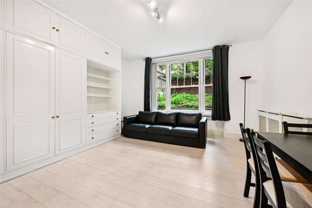 A spacious and well proportioned, self-contained studio apartment benefitting from access to communal gardens, walking distance to Gloucester Road Station - Photo 1