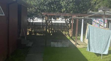 Family Friendly 3 Bedroom Home - Photo 3