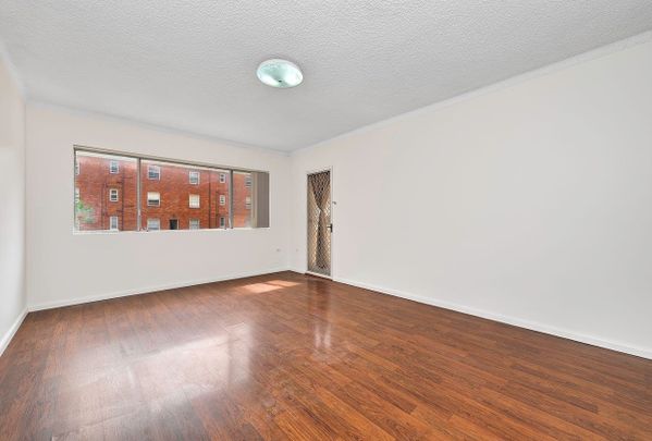 Ideal location and ready to move in First-Floor 2 bedrooms unit - Photo 1