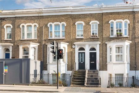 Stylish three bedroom townhouse in a central Fulham location - Photo 3