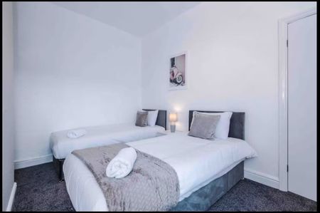 4 Bed Terraced House, Chandos Grove, M5 - Photo 5