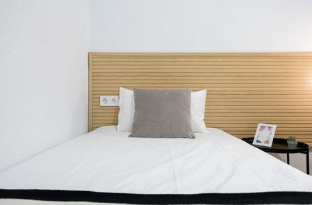 Plaza del Conde del Valle de Súchil, Madrid, Community of Madrid 28015 - Photo 4