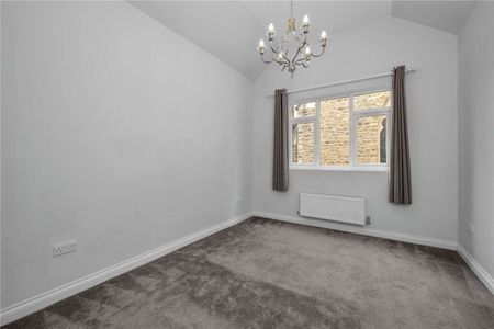 An extensively refurbished, double fronted house in the centre of Guildford - Photo 4