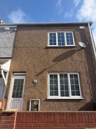 3 bedroom Terraced House To Let - Photo 2