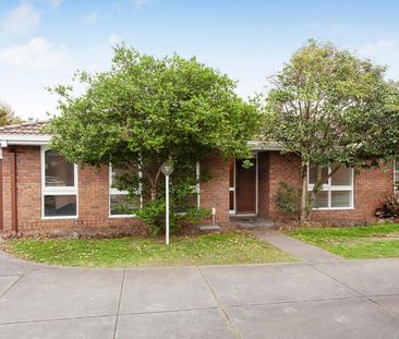 Surprisingly spacious easy-care oasis - Photo 4