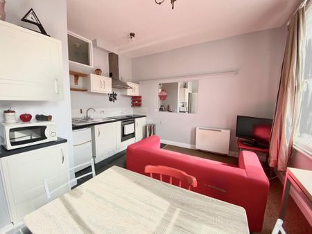 2 bedroom flat to rent - Photo 2