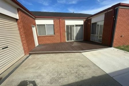 Spacious 4-Bedroom Family Home in Cranbourne - Photo 2