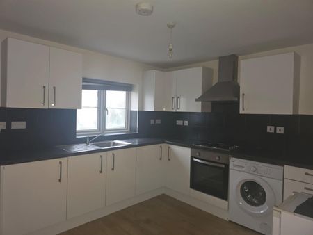 Almond Grove, Brentford TW8, London - Photo 3