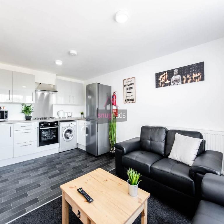 4 bedroom flat to rent - Photo 1