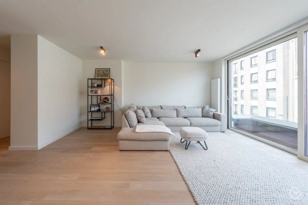 GEMEUBELD - Prachtig, ruime en tevens récente triplex (199 m2) in een zijstraat van de lippenslaan vlakbij de zeedijk te Knokke. - Photo 1