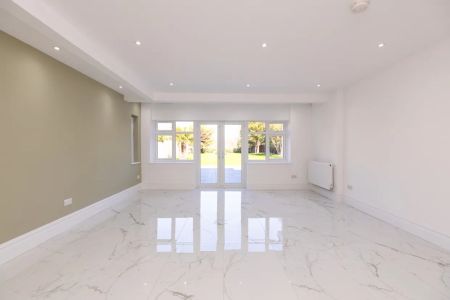 6 bedroom detached house to rent - Photo 2