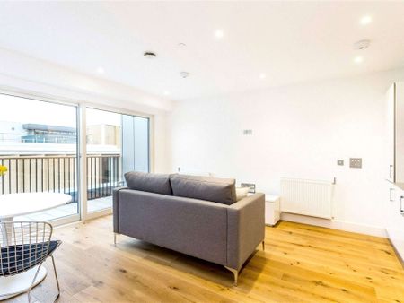 A bright top floor apartment - Photo 4