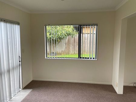Spacious 4 bedroom home - Photo 4
