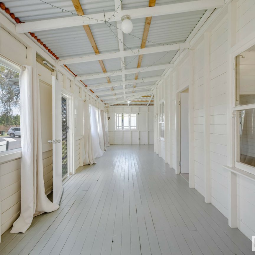 4 BEDROOM QUEENSLANDER IN BUNDABERG NORTH - Photo 1