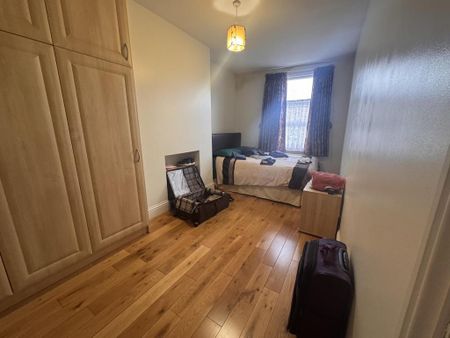 3 bedroom flat to rent - Photo 3