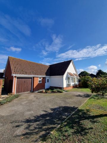 Detached 3-bed bungalow in Wenhaston, with garage near Southwold &Halesworth - Photo 2