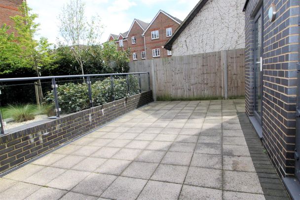 Bradfield Close, Woking - Photo 1