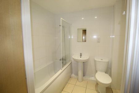 2 bedroom Flat To Let - Photo 3