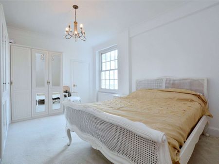 Large two bedroom, two bathroom apartment with a terrace set within a portered block moments St. John's Wood High Street - Photo 4