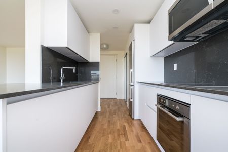150 The Donway West - Photo 3