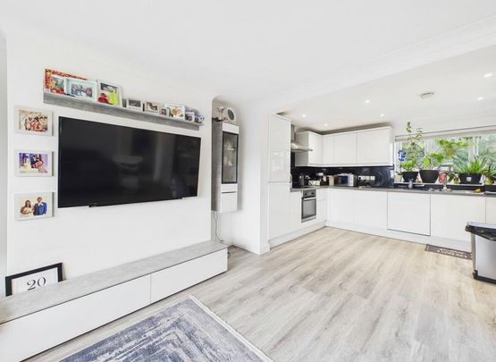 4 bedroom maisonette to rent - Photo 1