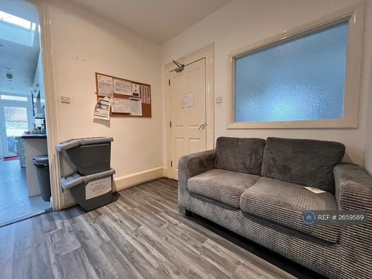 1 bedroom in a house share to rent - Photo 1