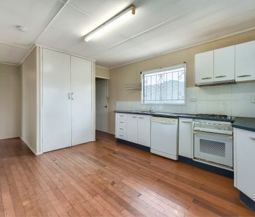 13 Beechcroft Street, Coopers Plains QLD 4108 - House For Rent | Do... - Photo 3