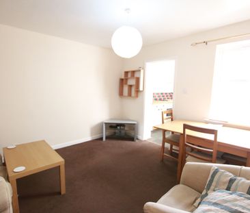 3 Bed Terraced House, Stanway Cottages, RG6 - Photo 2