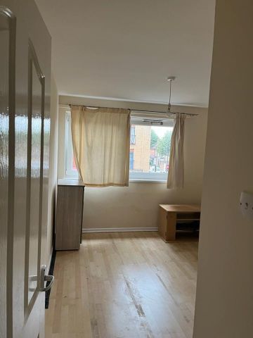 1 Bed Flat, Barking Road, E6 - Photo 2