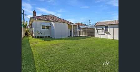 CHARMING CHARACTER COTTAGE IN SOUGHT-AFTER GEORGETOWN - Photo 3