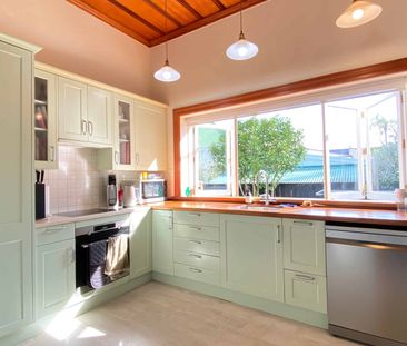 St Heliers Villa with Pool and Spa, Garden Care Included - Photo 3