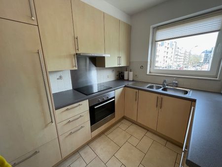 Ruim zonnig appartement met drie slaapkamers, twee badkamers en terras in een gebouw op de Markt. - Photo 2