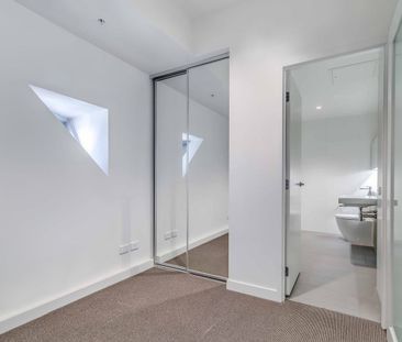Discover prime CBD living at 923/199 William Street, Melbourne - Photo 2