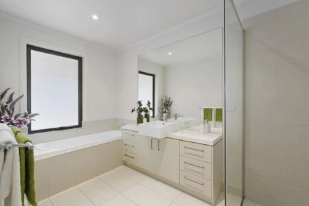 STREET FRONT PRIVATE TOWNHOUSE, WALKING DISTANCE TO SOUTHLAND! - Photo 3