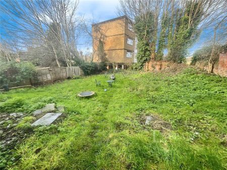 1 bedroom in a house share to rent - Photo 4