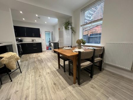 1 bedroom in a house share to rent - Photo 3