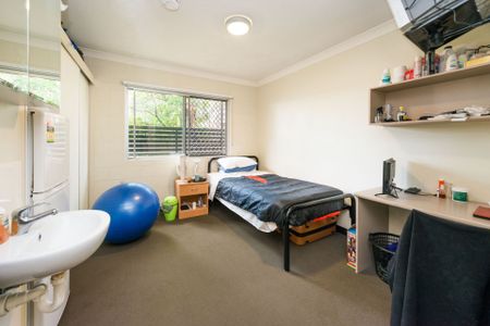 Large Single Room | Rent Includes Electricity, WiFi & Water | Bus Stop @ Front Door - Photo 2