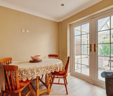 3 bedroom semi-detached house to rent - Photo 4