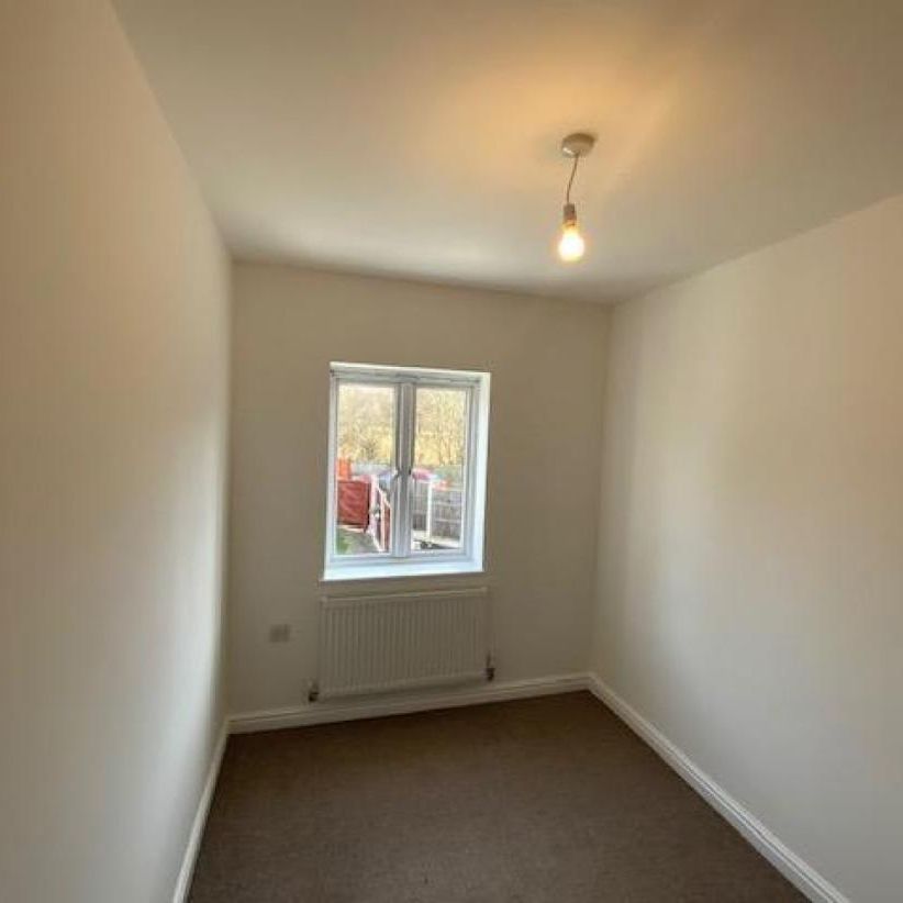 Alphingate Close, Stalybridge - Photo 1