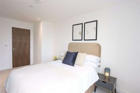 **RENT INCENTIVE 2 weeks rent free for September move ins** Rent at the iconic Thames Quarter; this 5th floor, 3 bedroom 2 bathroom apartment with superb on site residents facilities. - Photo 2