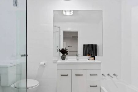 CITY CHIC ON HUME – Sophisticated Designer Terrace – Two Striking Levels, Sunlit Interiors, Torrens Title – Steps from Vibrant Hutt Street - Photo 3