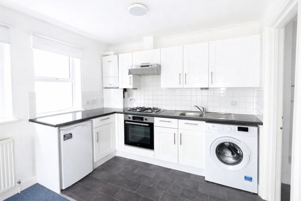 Red Lion Road, Tolworth KT6, London - Photo 1