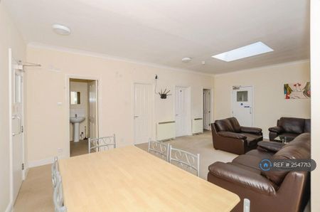 1 bedroom in a flat share to rent - Photo 4