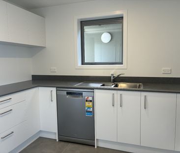 Great Location Just Upgraded Apartment - Photo 2