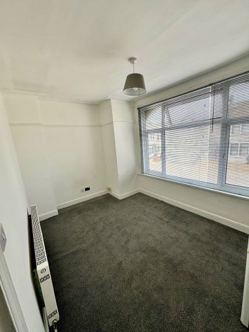 3 Bed Flat, Wellesley Road, IG1 - Photo 2