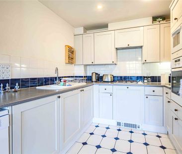 1 bed Upper Floor Flat for rent - Photo 4