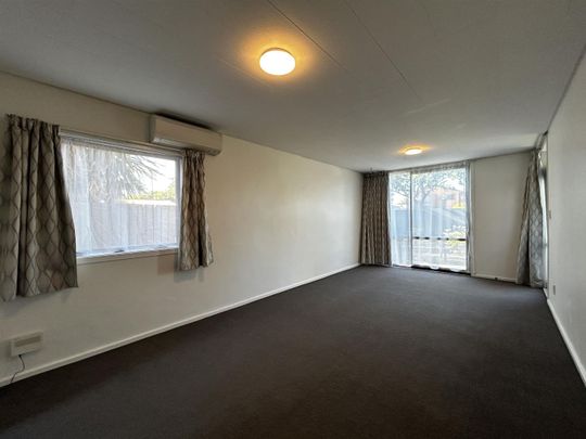 Modern and sunny on Bealey! - Photo 1